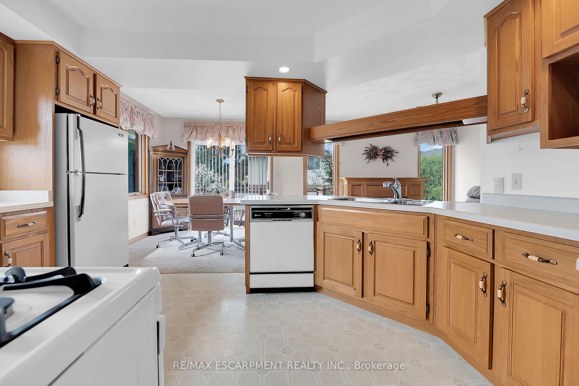 Photo 10 of 47 Falls Crescent, Norfolk, Simcoe — HOMEH
