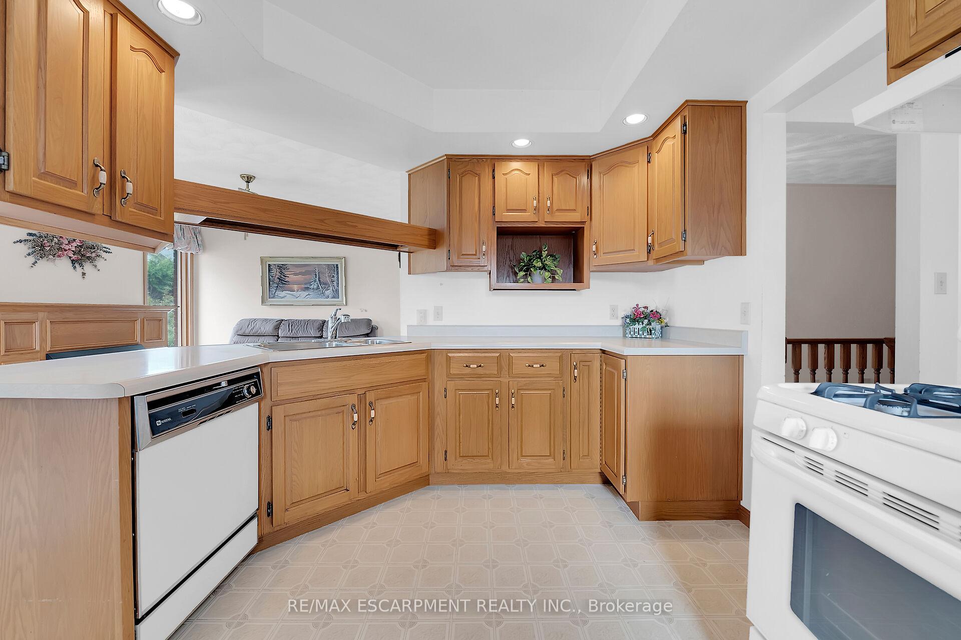 Photo 12 of 47 Falls Crescent, Norfolk, Simcoe — HOMEH