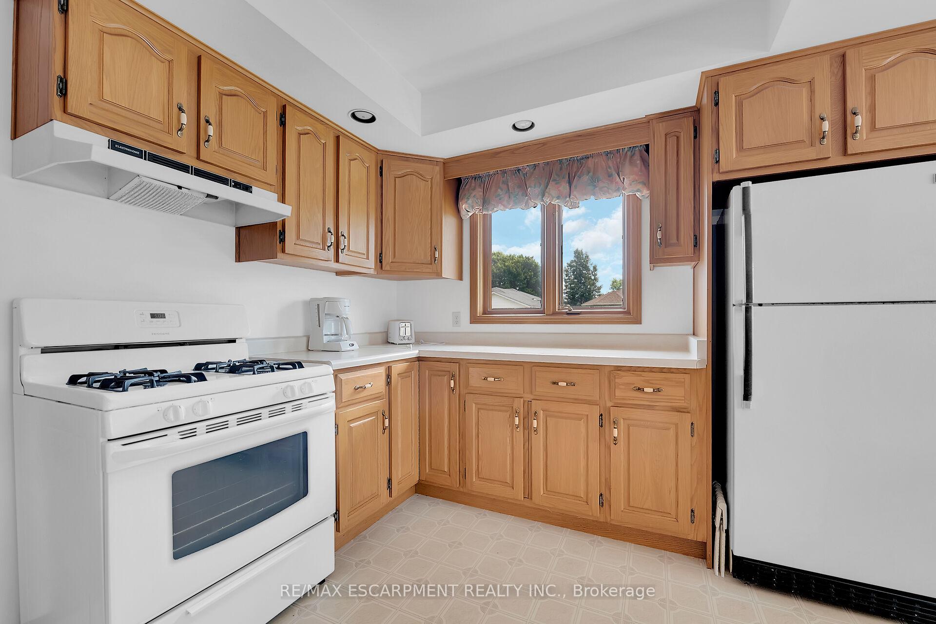 Photo 14 of 47 Falls Crescent, Norfolk, Simcoe — HOMEH