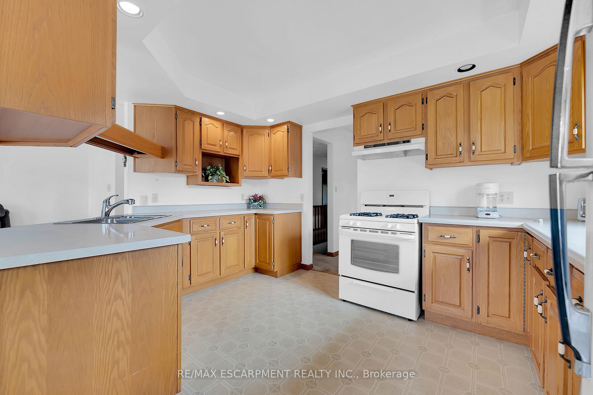 Photo 15 of 47 Falls Crescent, Norfolk, Simcoe — HOMEH