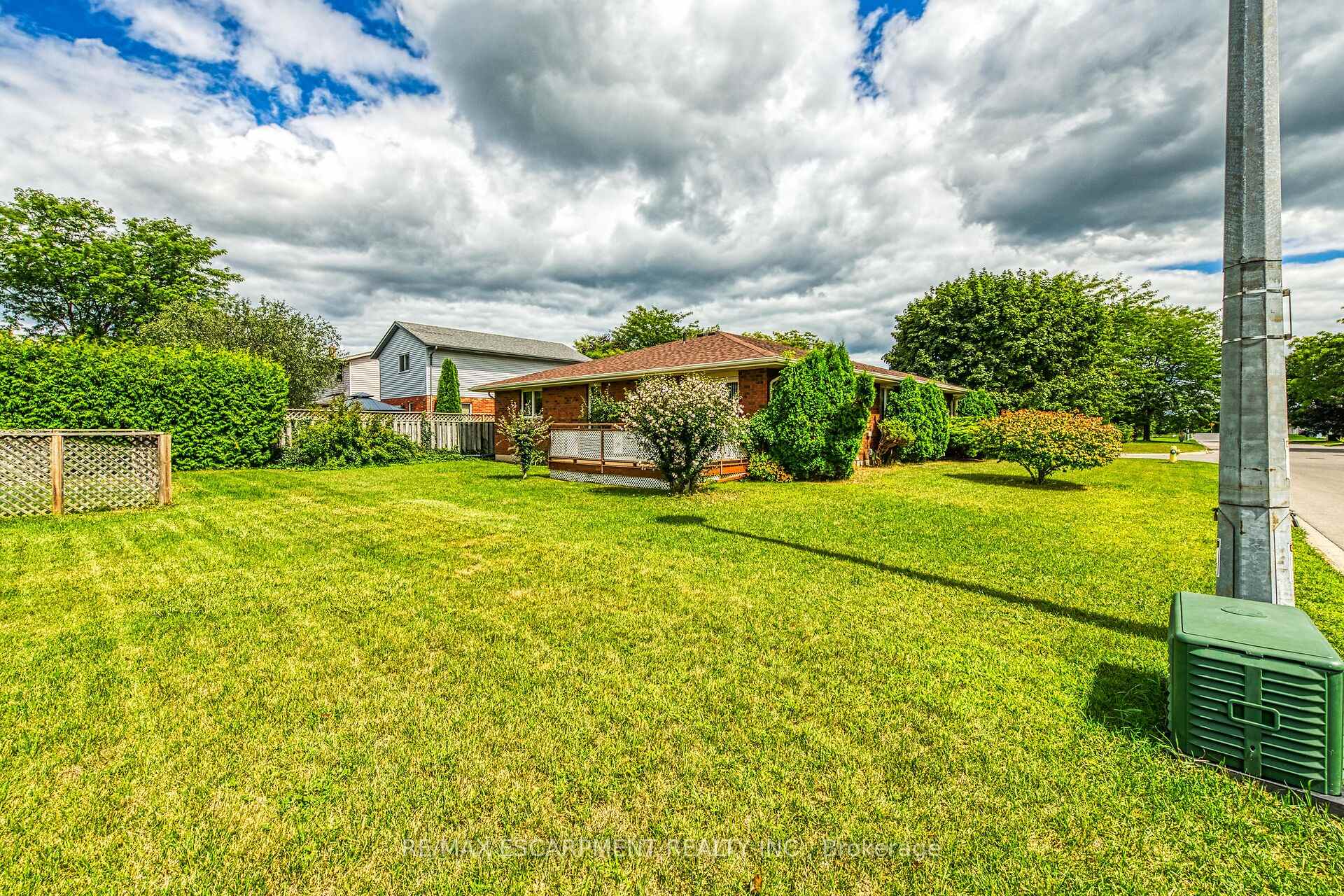 Photo 39 of 47 Falls Crescent, Norfolk, Simcoe — HOMEH