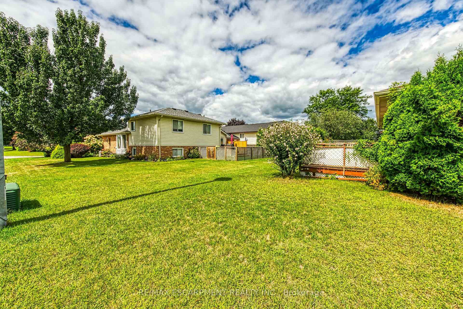 Photo 40 of 47 Falls Crescent, Norfolk, Simcoe — HOMEH