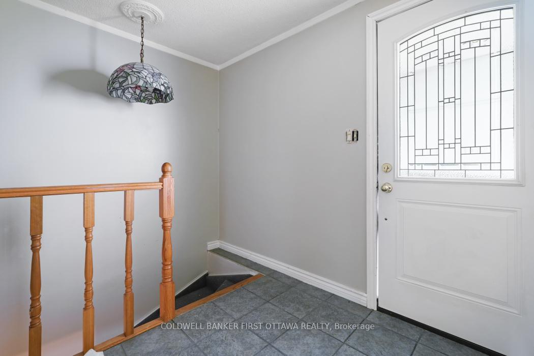 Photo 3 of 323 Amiens Street, Ottawa, Bilberry Creek/Queenswood Heights — HOMEH