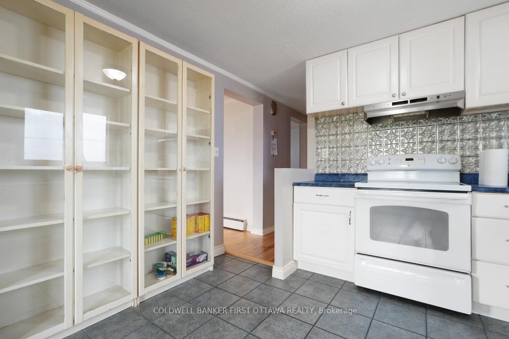 Photo 6 of 323 Amiens Street, Ottawa, Bilberry Creek/Queenswood Heights — HOMEH
