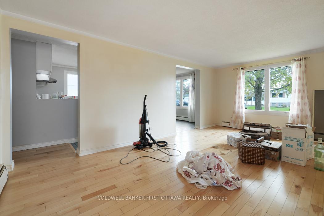 Photo 10 of 323 Amiens Street, Ottawa, Bilberry Creek/Queenswood Heights — HOMEH