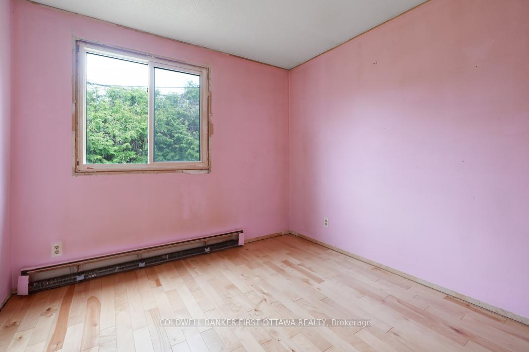Photo 11 of 323 Amiens Street, Ottawa, Bilberry Creek/Queenswood Heights — HOMEH