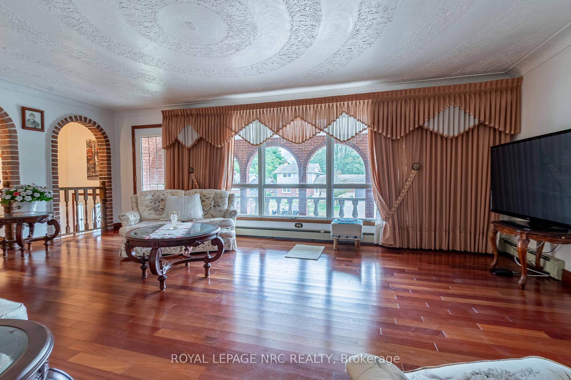 Photo 10 of 32 Gaspare Drive, Port Colborne, Sugarloaf — HOMEH