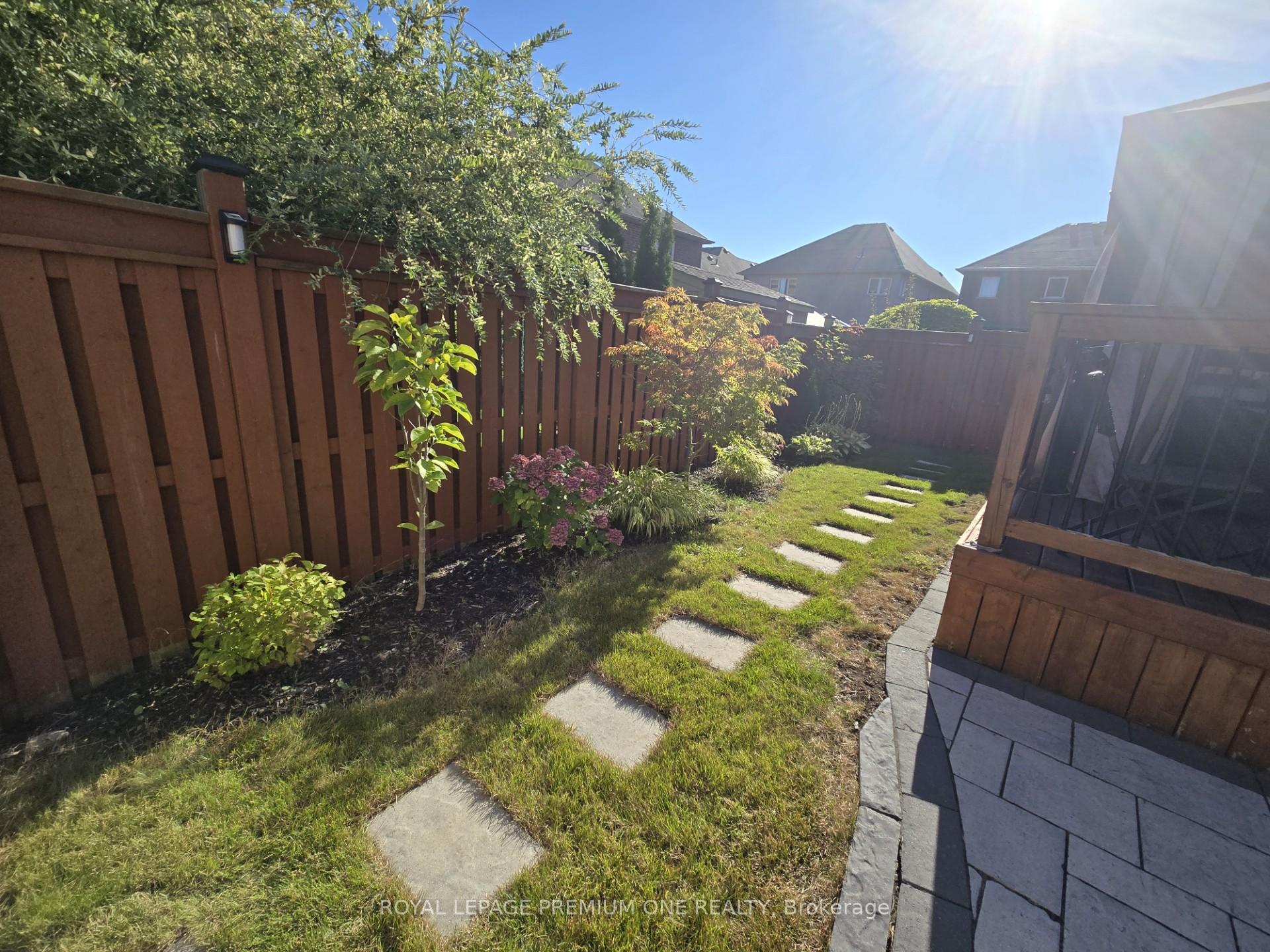 Photo 4 of 1271 Aldsworth Crescent, Oshawa, Pinecrest — HOMEH