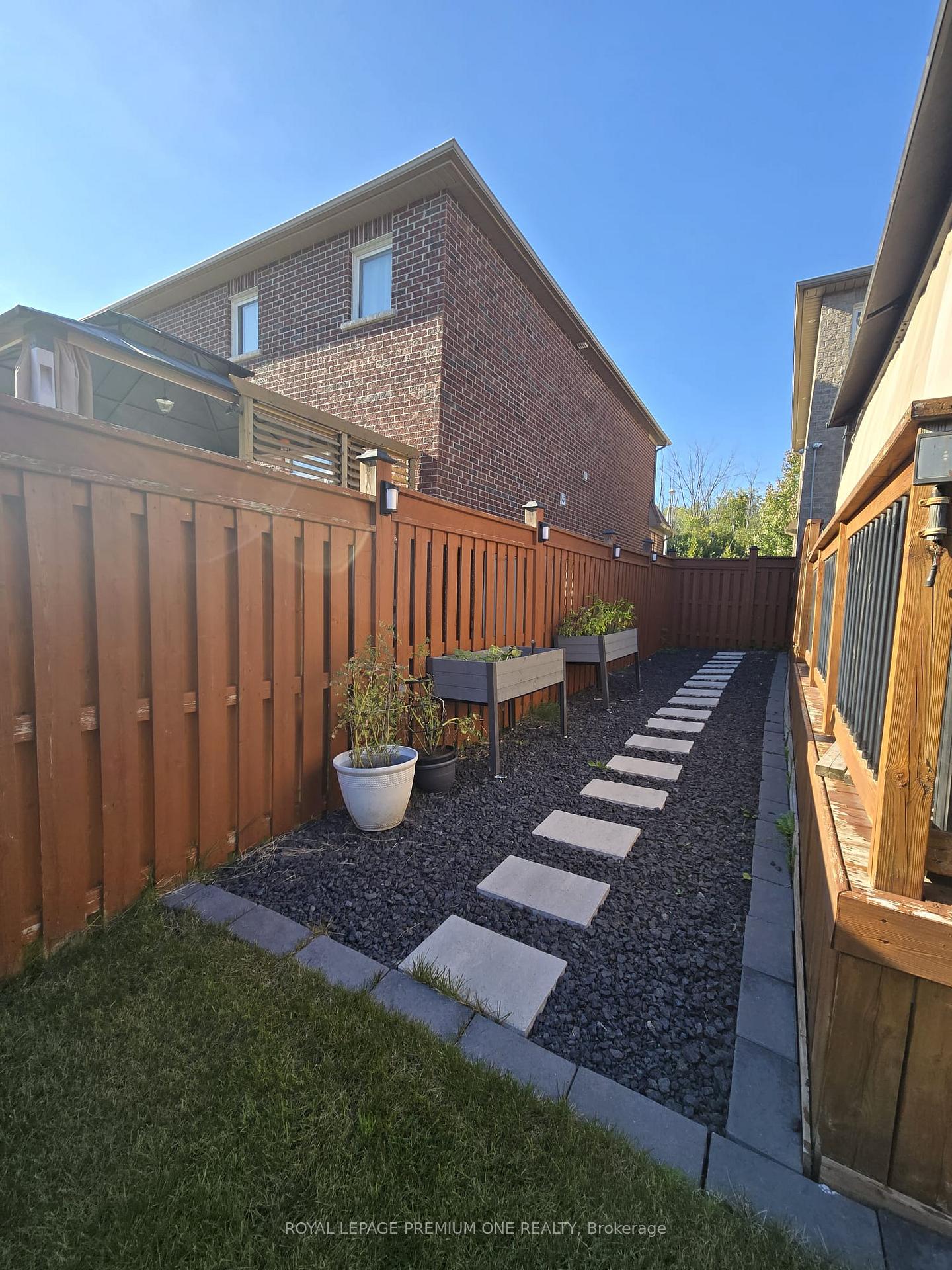 Photo 5 of 1271 Aldsworth Crescent, Oshawa, Pinecrest — HOMEH