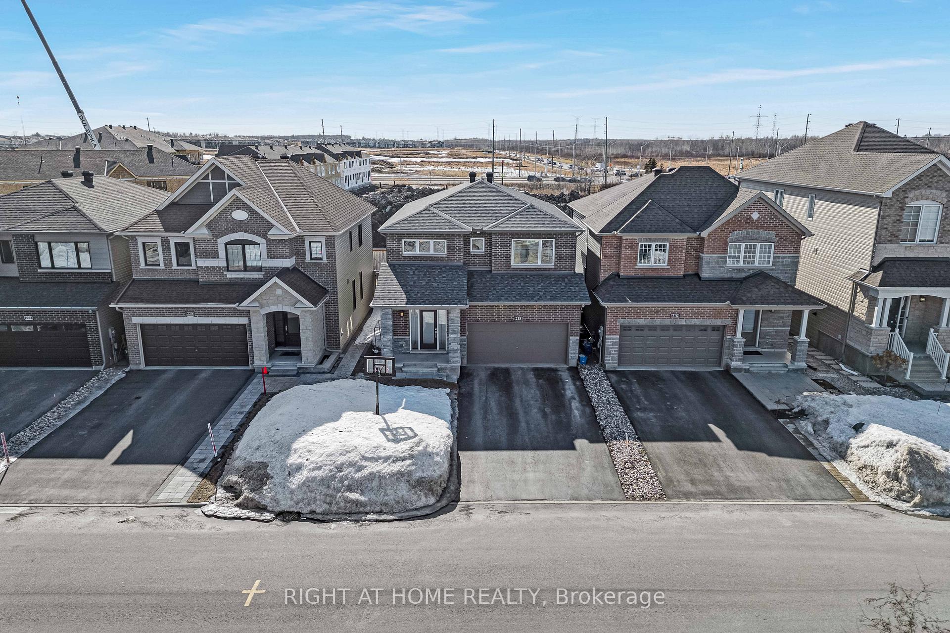 Photo 4 of 218 Aquarium Avenue, Ottawa, Avalon West — HOMEH