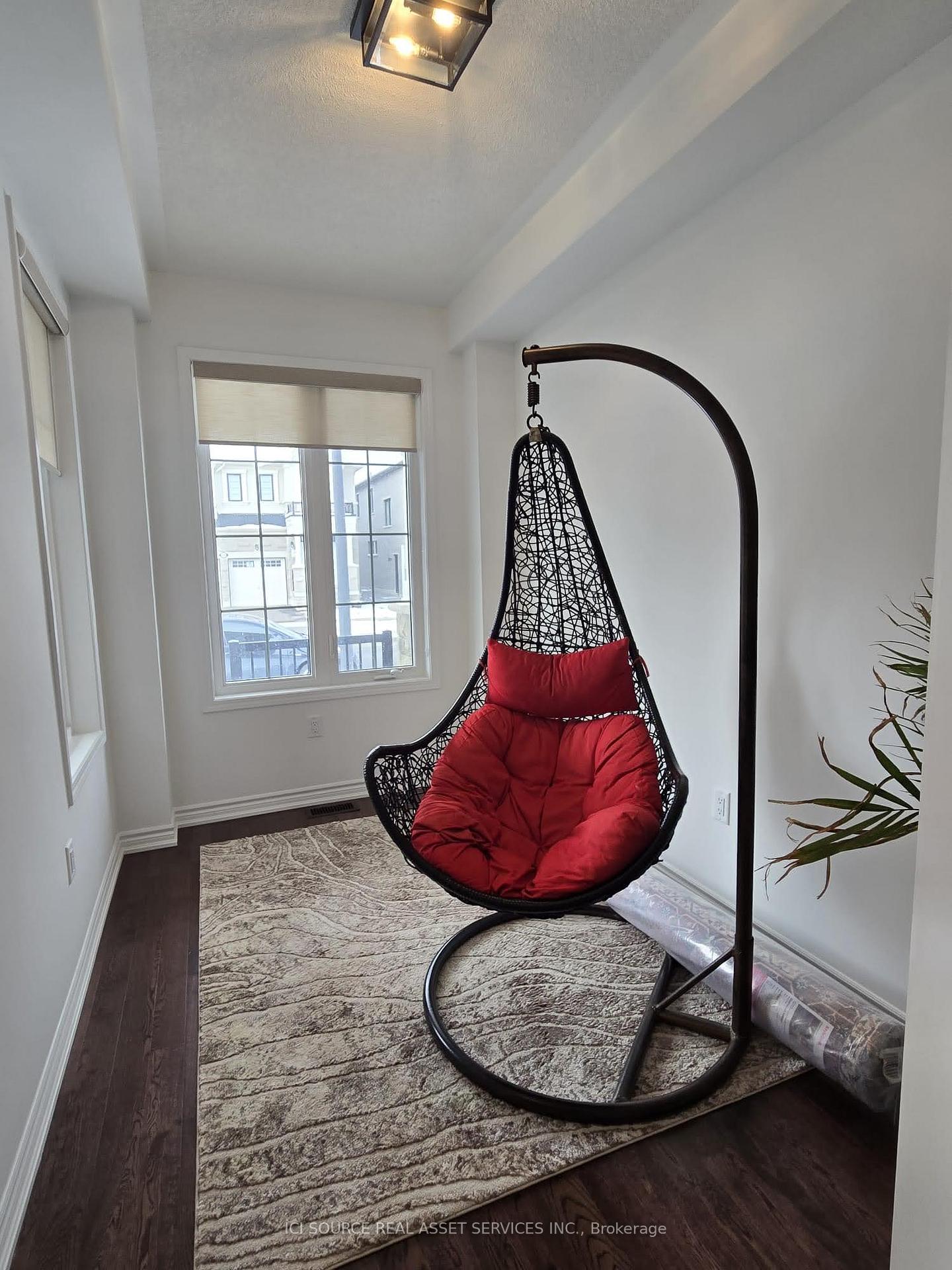 Photo 4 of 1405 Mockingbird Square, Pickering, Rural Pickering — HOMEH