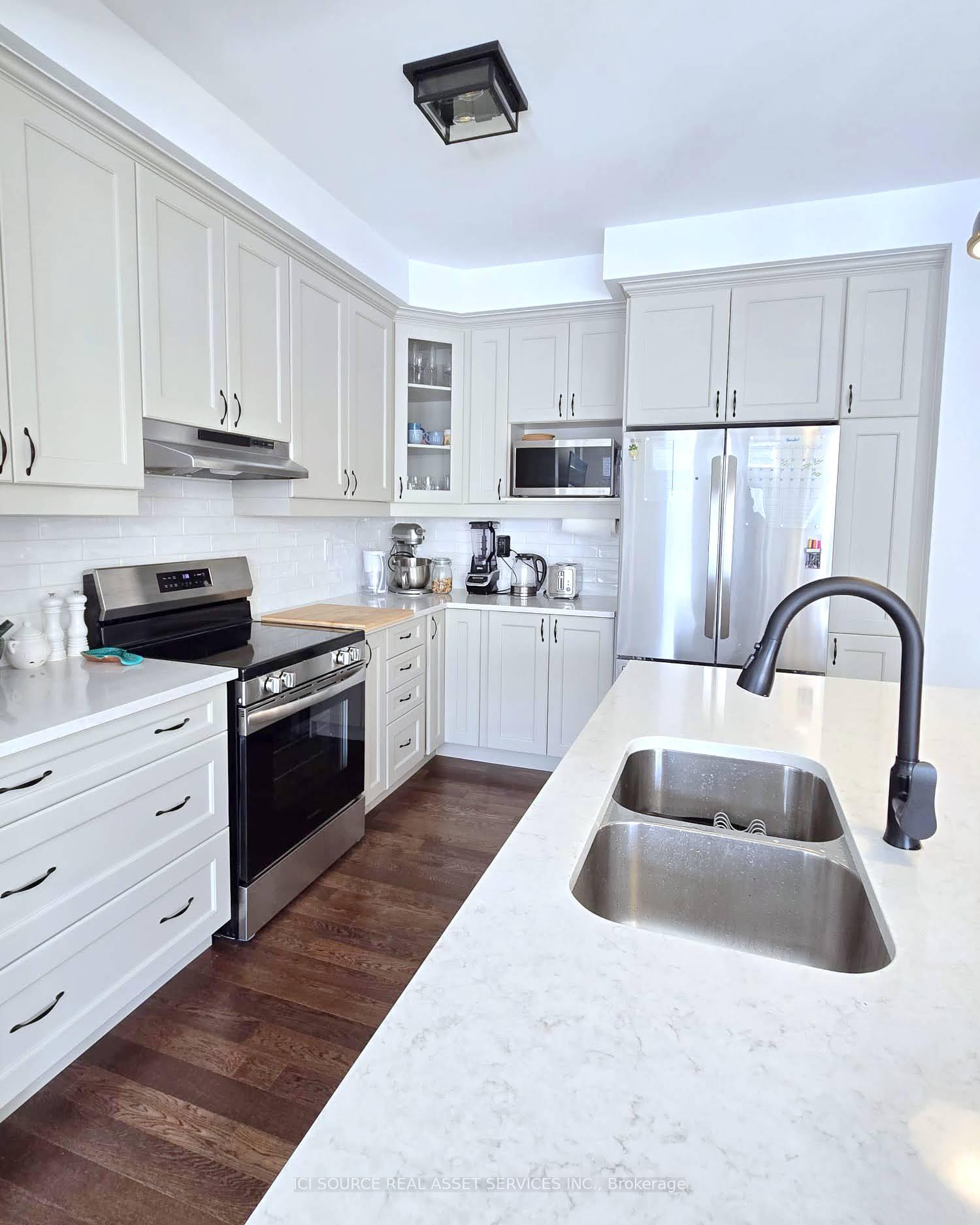 Photo 9 of 1405 Mockingbird Square, Pickering, Rural Pickering — HOMEH