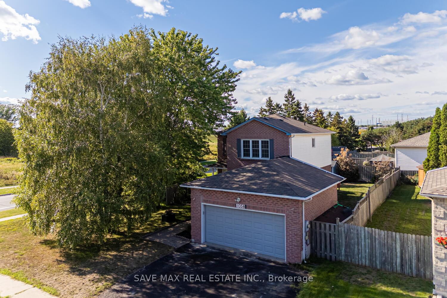 Photo 4 of 1058 Renaissance Drive, Oshawa, Lakeview — HOMEH