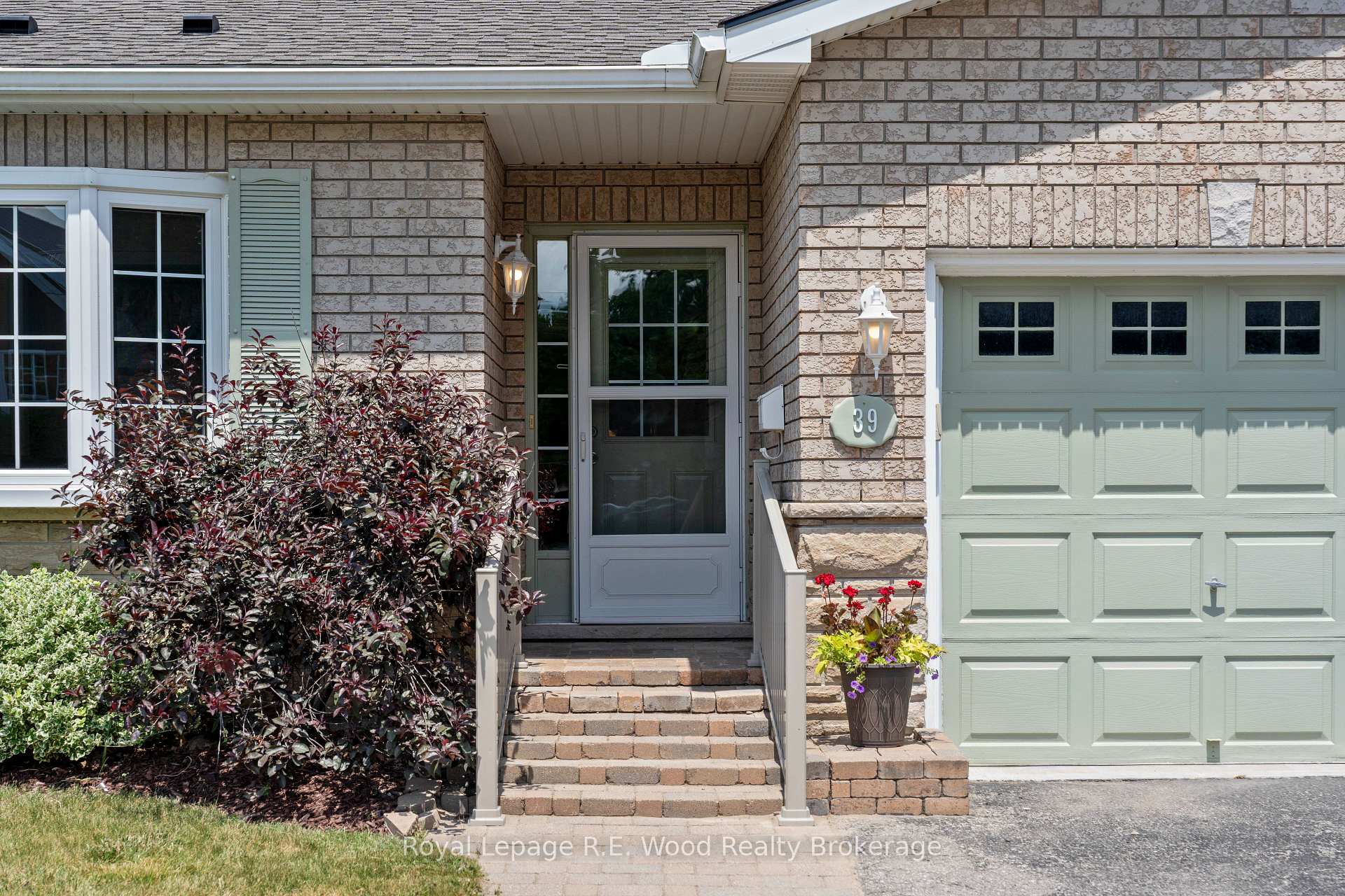 Photo 1 of 39 South Drive, Norfolk, Simcoe — HOMEH
