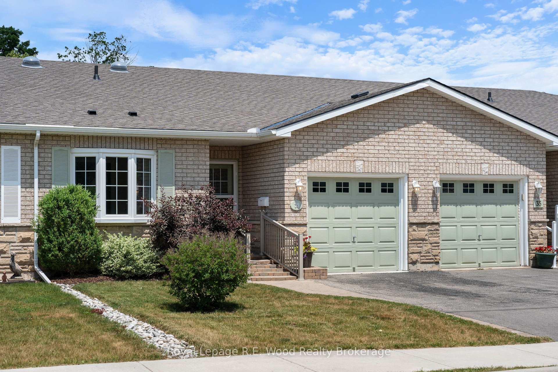 Photo 2 of 39 South Drive, Norfolk, Simcoe — HOMEH