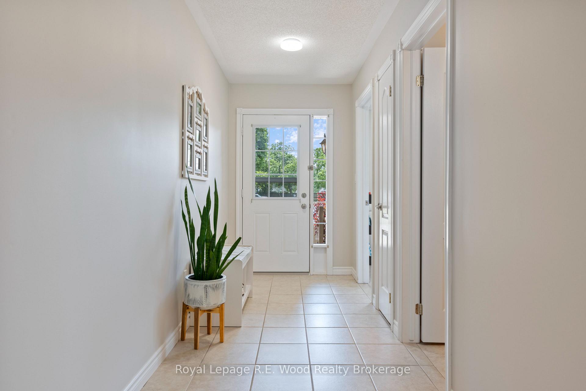 Photo 3 of 39 South Drive, Norfolk, Simcoe — HOMEH
