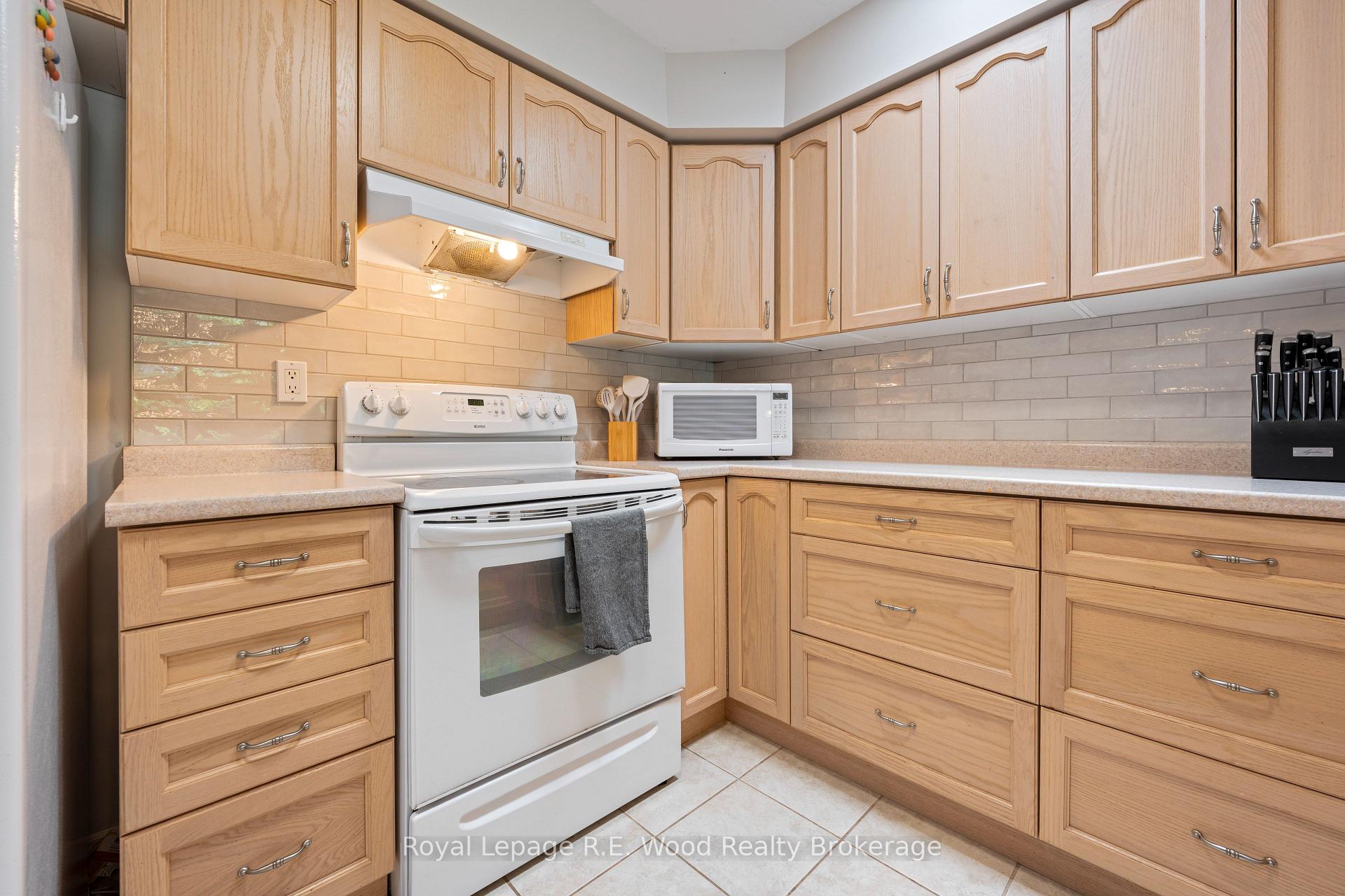Photo 8 of 39 South Drive, Norfolk, Simcoe — HOMEH