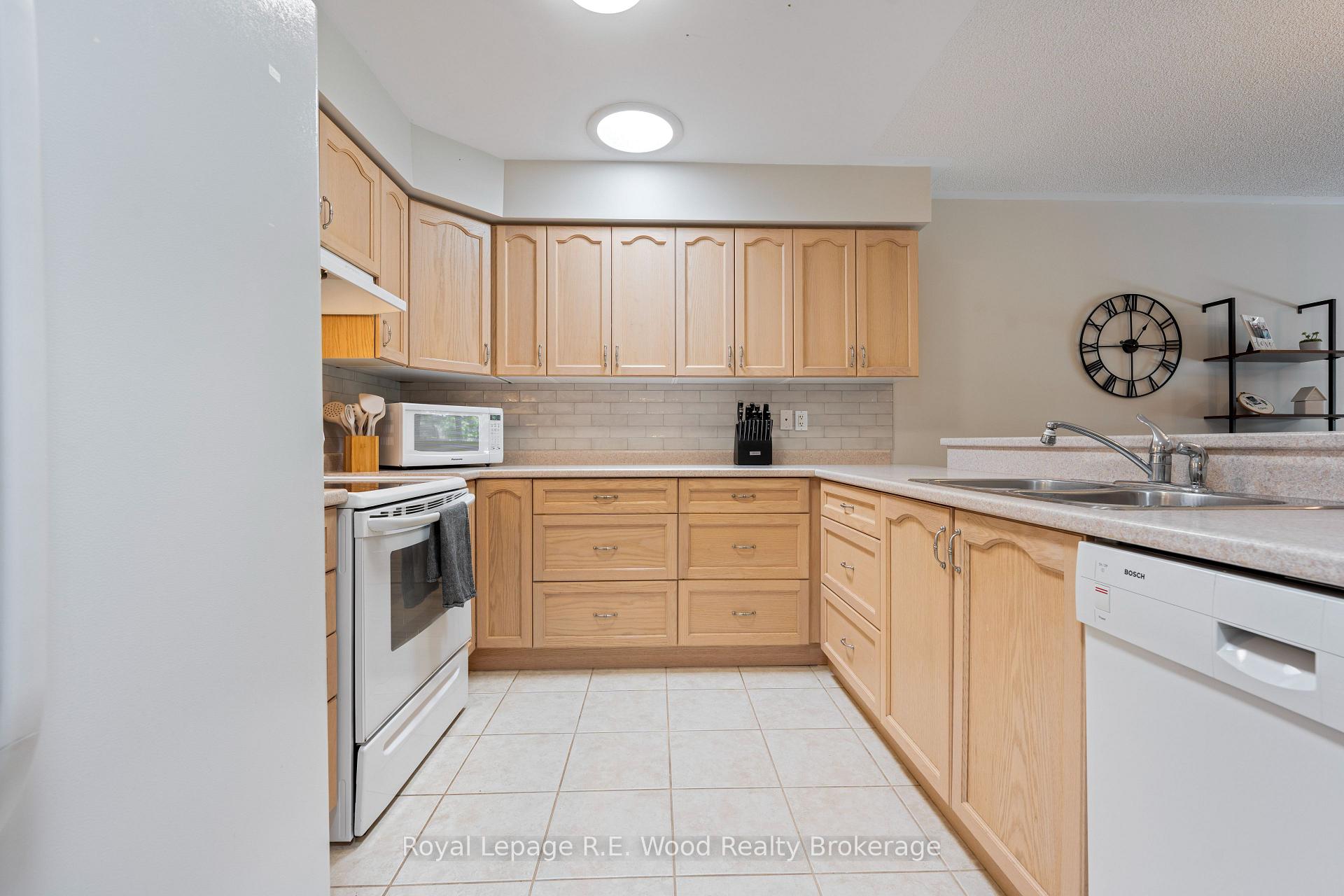 Photo 9 of 39 South Drive, Norfolk, Simcoe — HOMEH