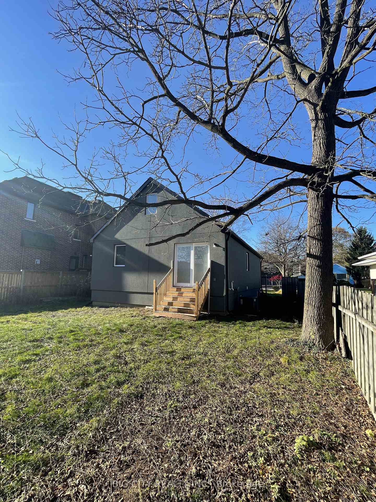 Photo 3 of 741 Hillview Crescent, Pickering, West Shore — HOMEH