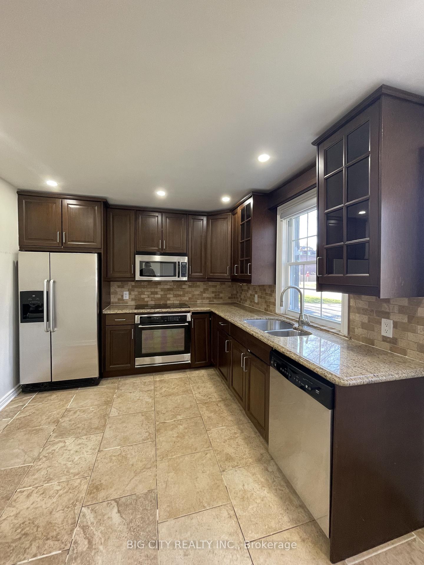 Photo 4 of 741 Hillview Crescent, Pickering, West Shore — HOMEH