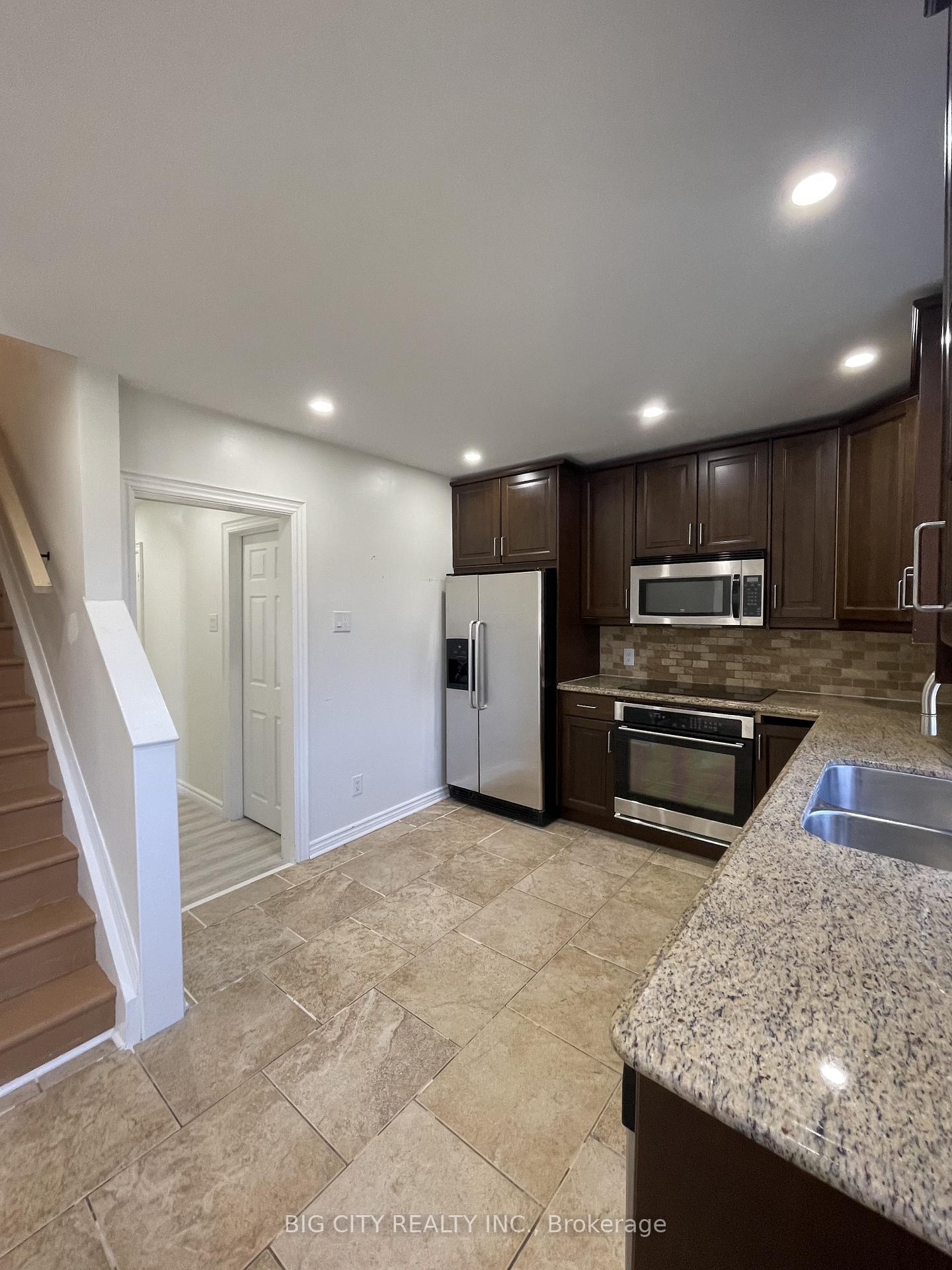 Photo 5 of 741 Hillview Crescent, Pickering, West Shore — HOMEH