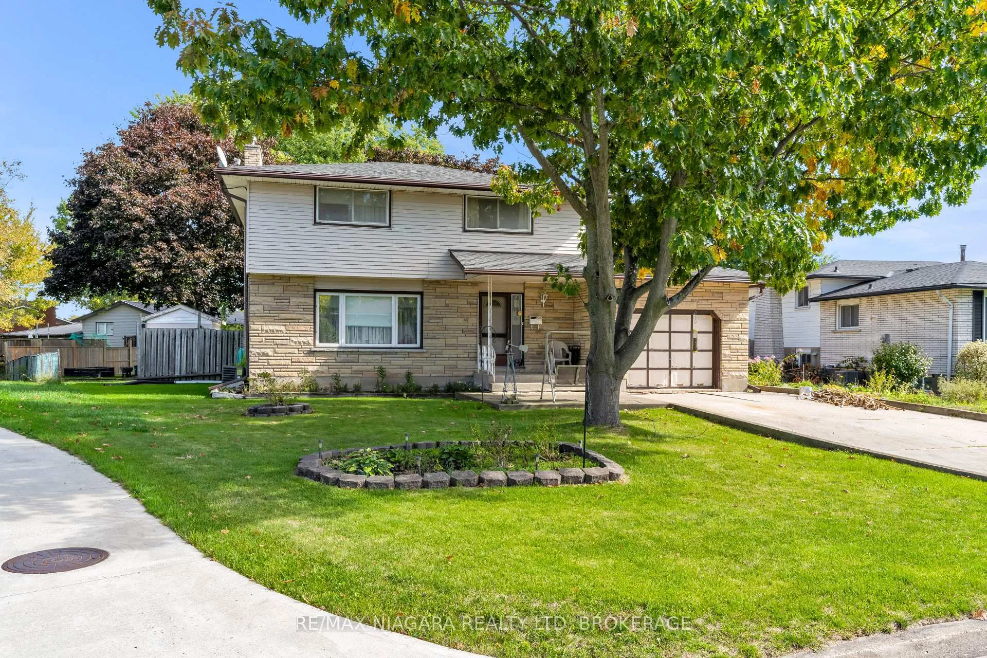 Photo 2 of 21 Donlea Drive, Port Colborne, Main Street — HOMEH