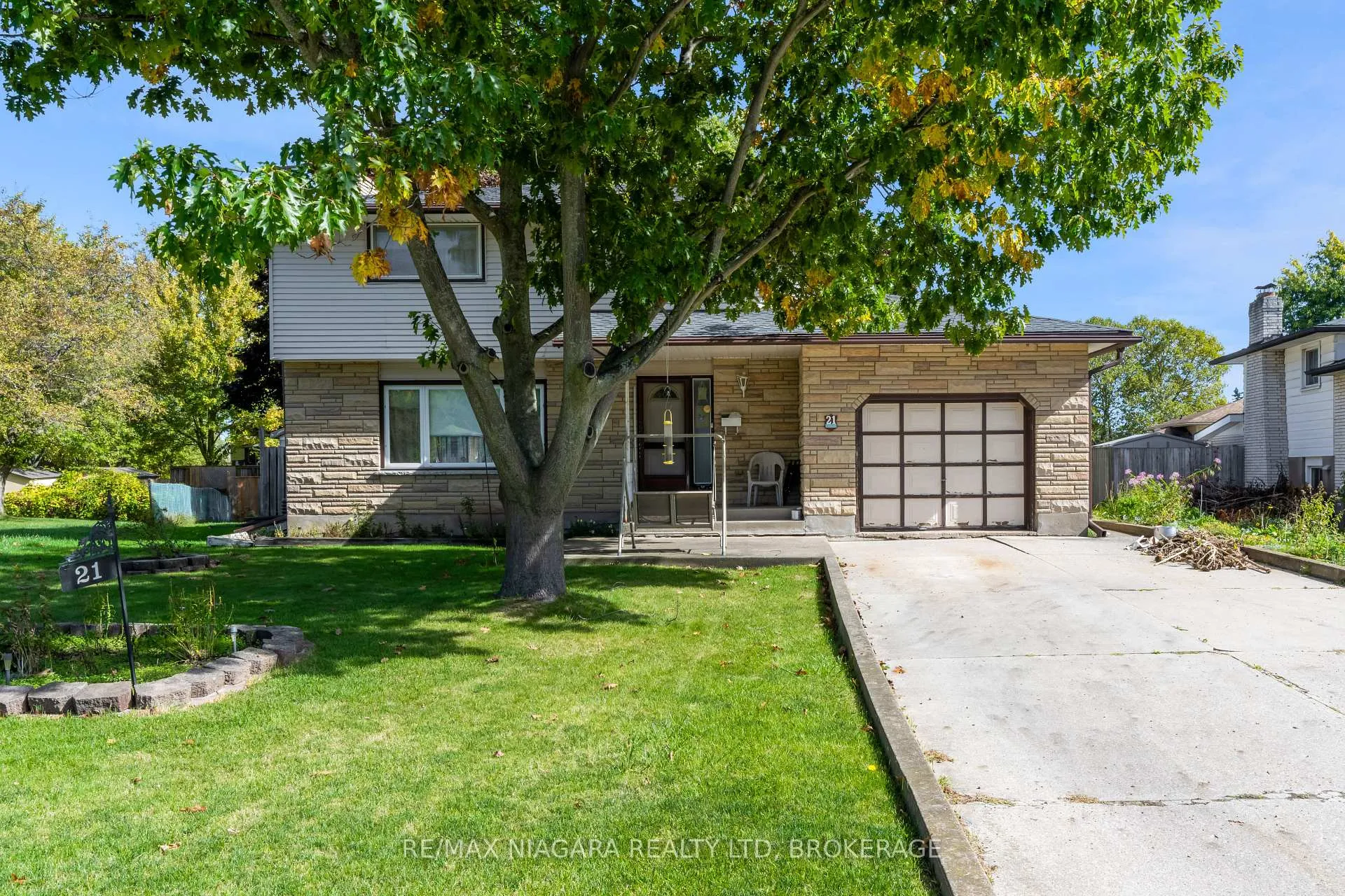 Photo 3 of 21 Donlea Drive, Port Colborne, Main Street — HOMEH