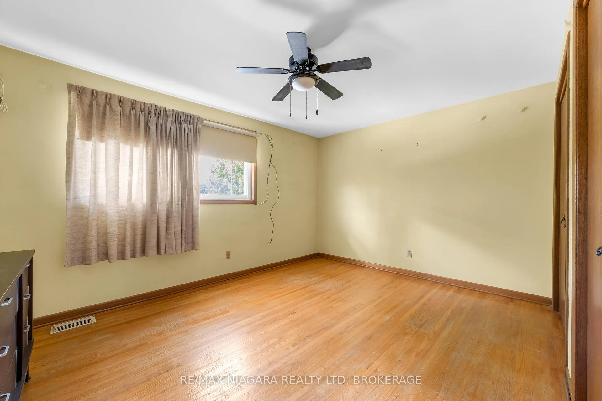 Photo 17 of 21 Donlea Drive, Port Colborne, Main Street — HOMEH