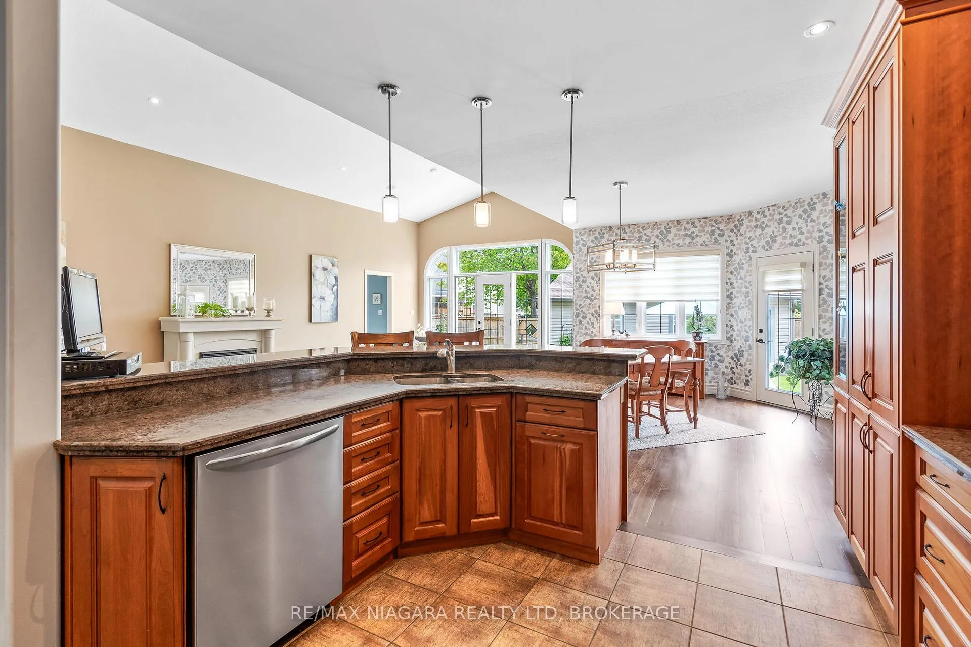 Photo 17 of 47 Rosemount Avenue, Port Colborne, Sugarloaf — HOMEH