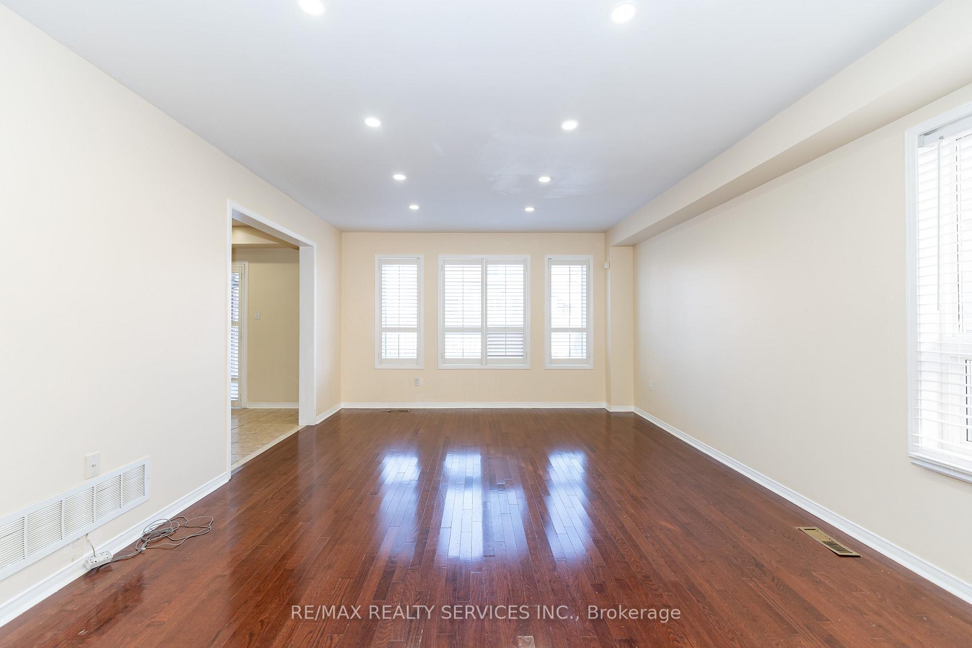 Photo 9 of 975 kennedy Circle, Milton, Coates — HOMEH