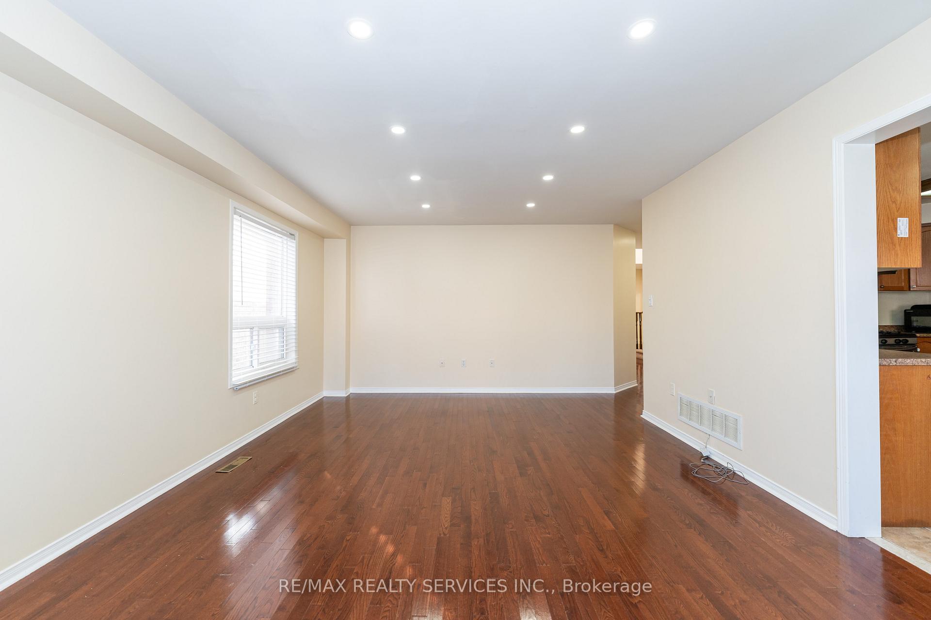 Photo 10 of 975 kennedy Circle, Milton, Coates — HOMEH