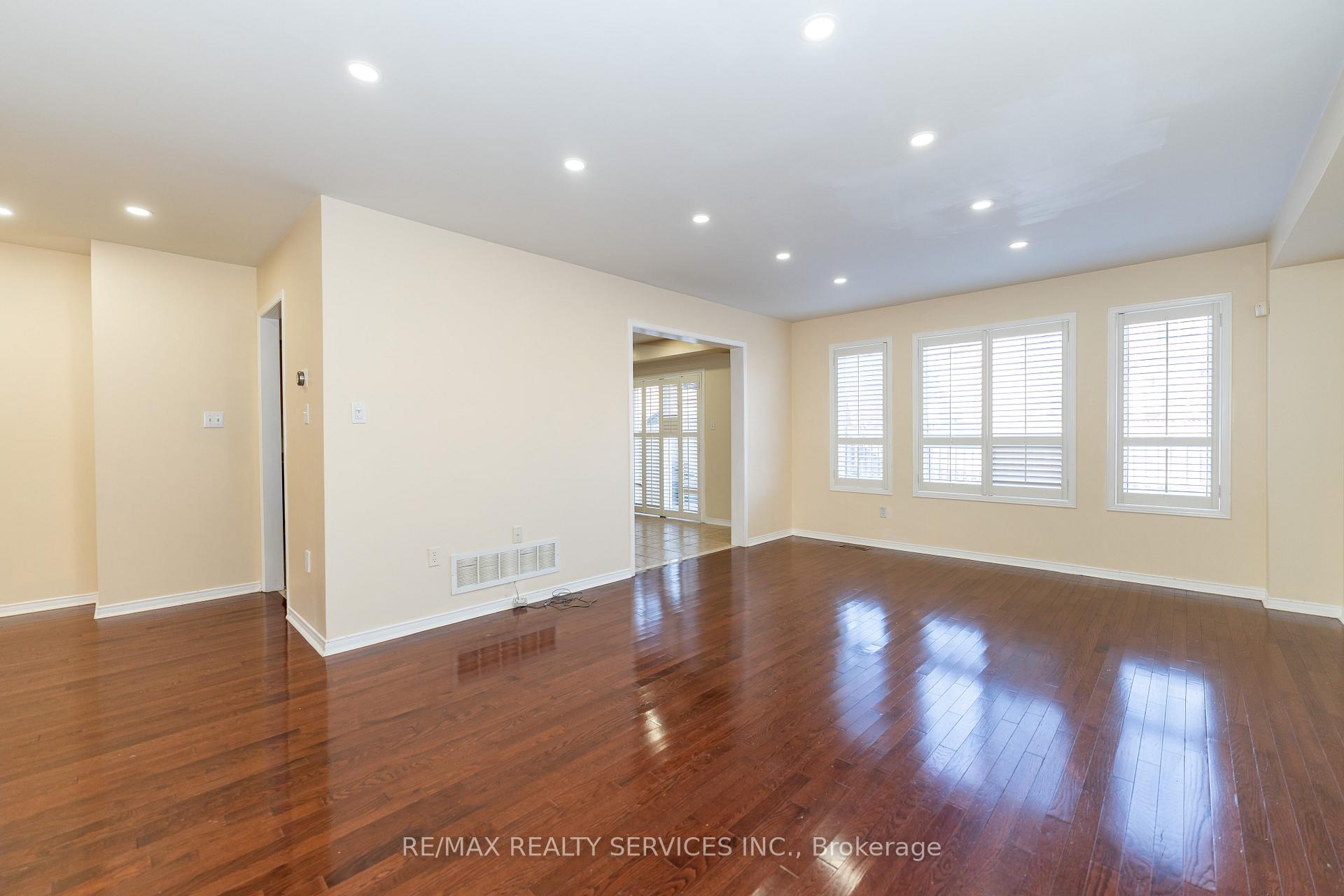 Photo 13 of 975 kennedy Circle, Milton, Coates — HOMEH