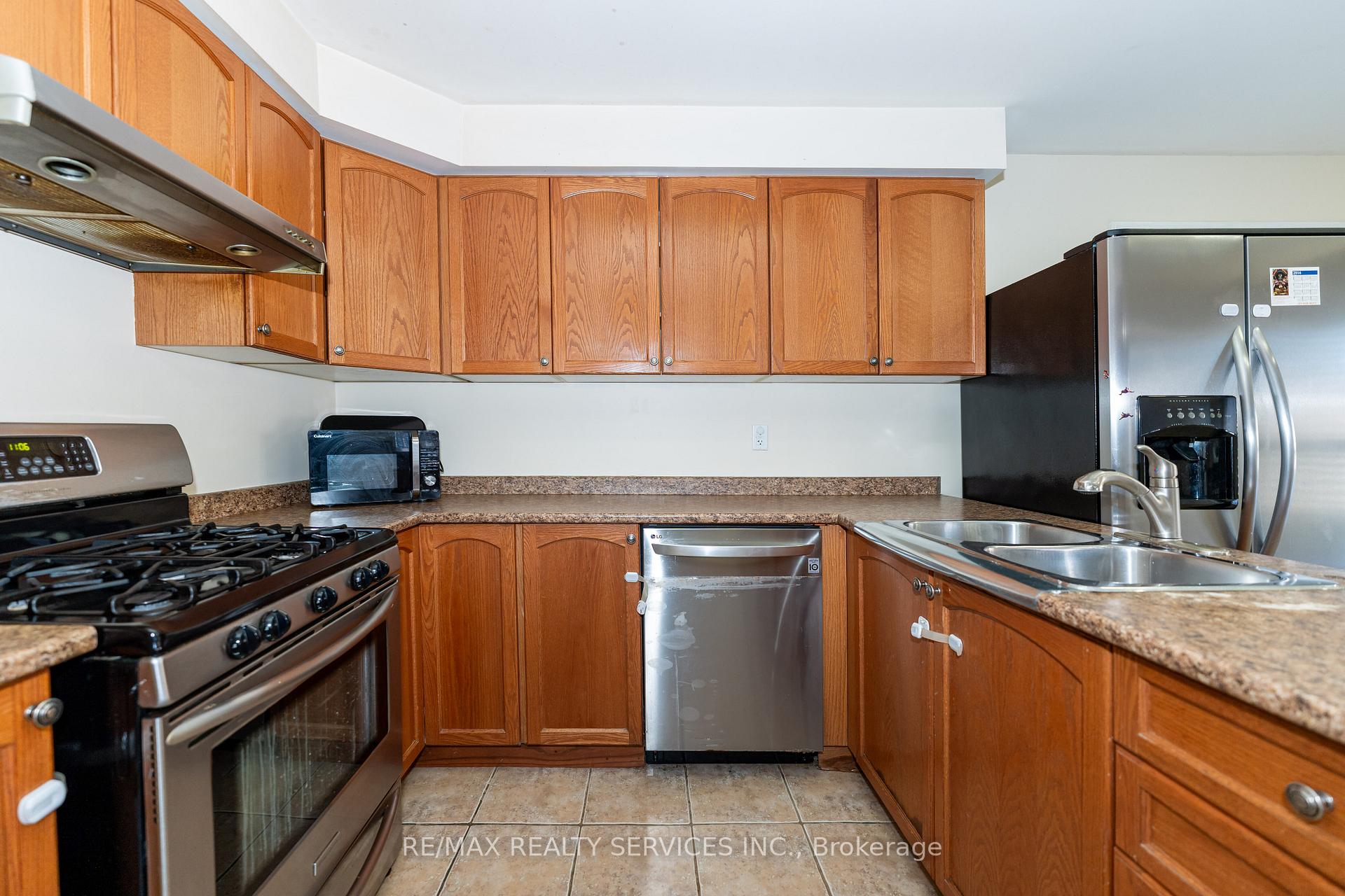 Photo 16 of 975 kennedy Circle, Milton, Coates — HOMEH