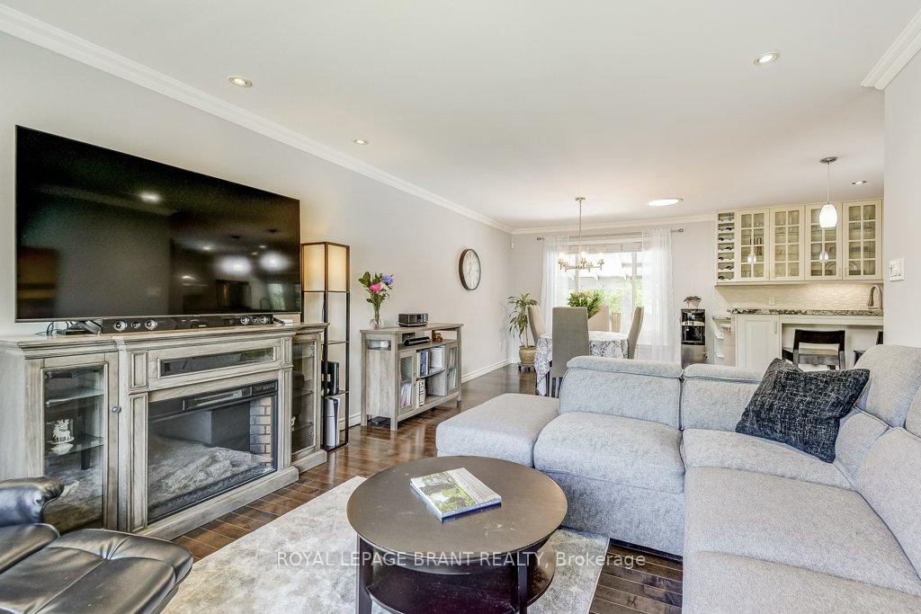 Photo 13 of 726 Applewood Crescent, Milton, Dorset Park — HOMEH