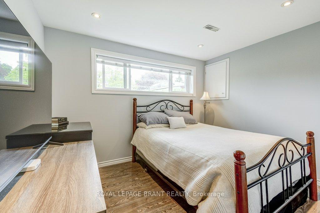 Photo 15 of 726 Applewood Crescent, Milton, Dorset Park — HOMEH