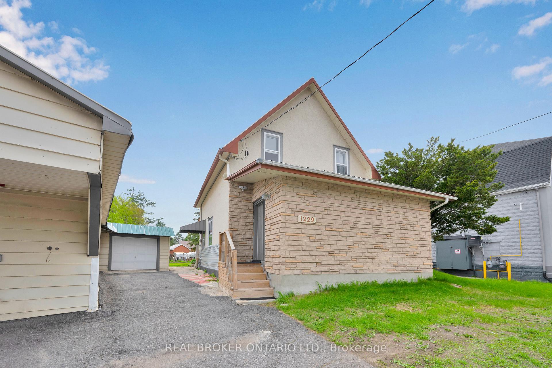 Photo 4 of 1229 Colonial Road, Ottawa, Navan — HOMEH