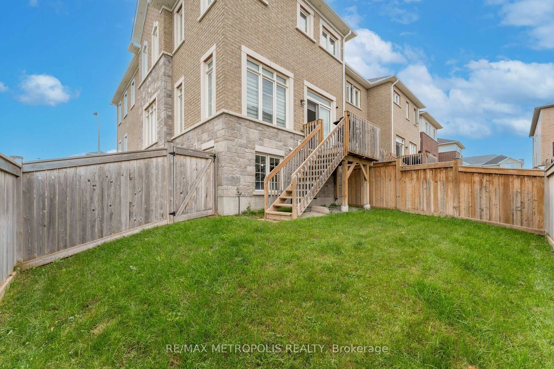 Photo 4 of 2503 Hibiscus Drive, Pickering, Rural Pickering — HOMEH