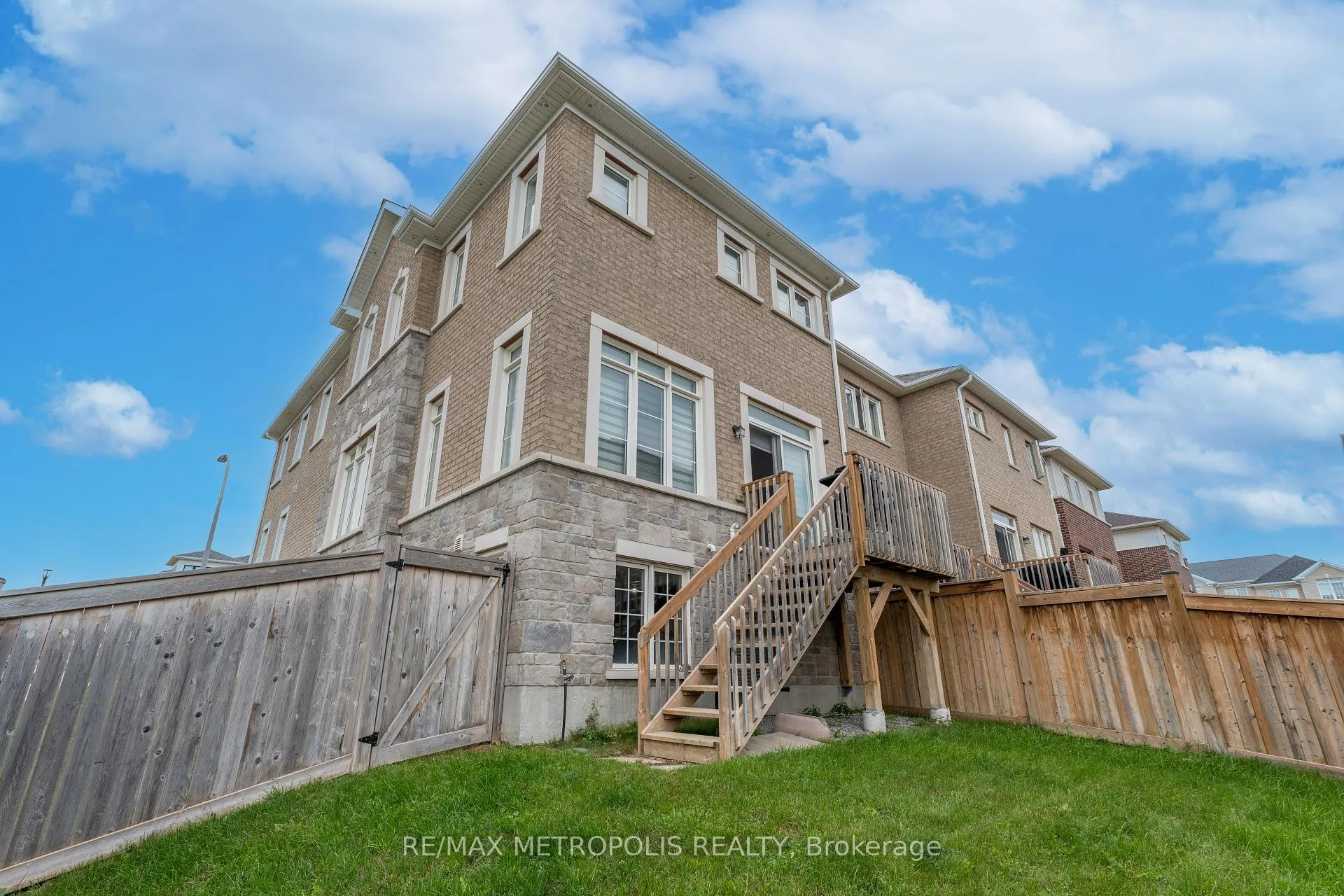 Photo 5 of 2503 Hibiscus Drive, Pickering, Rural Pickering — HOMEH