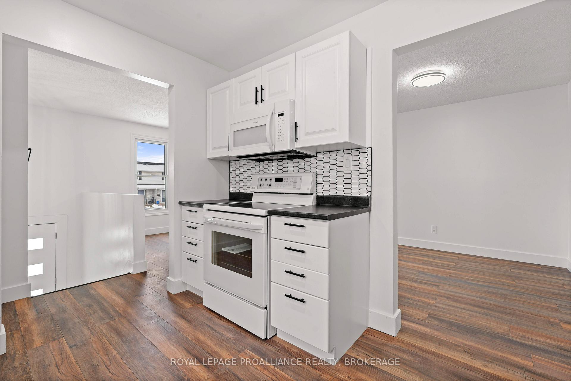 Photo 10 of 871 Larchwood Crescent, Kingston, City Northwest — HOMEH