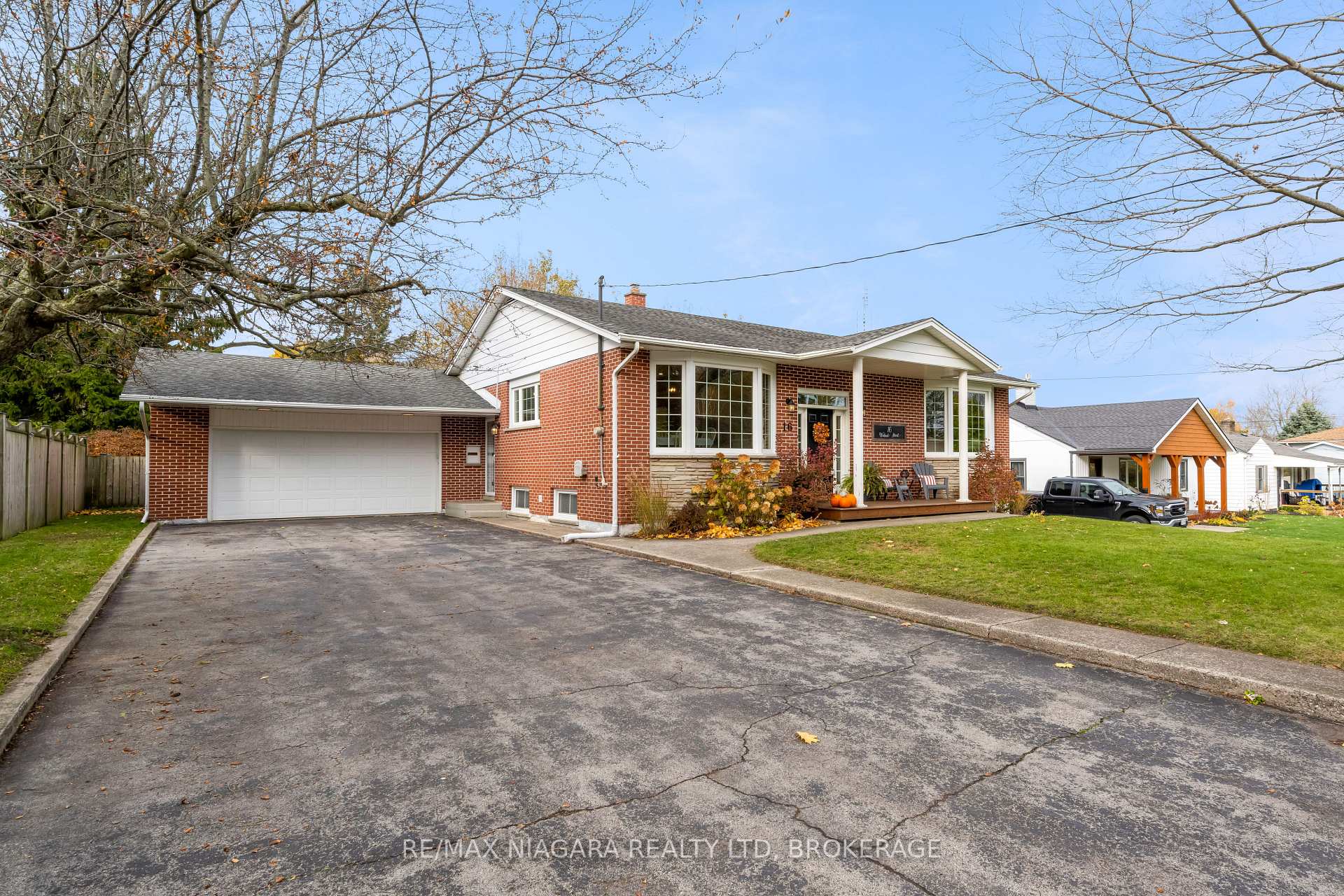 Photo 2 of 16 Walnut Street, Port Colborne, Sugarloaf — HOMEH