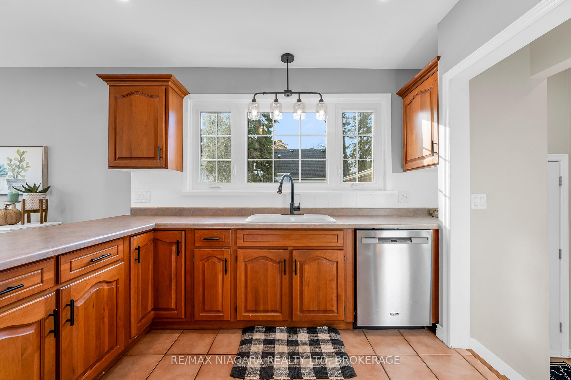 Photo 10 of 16 Walnut Street, Port Colborne, Sugarloaf — HOMEH