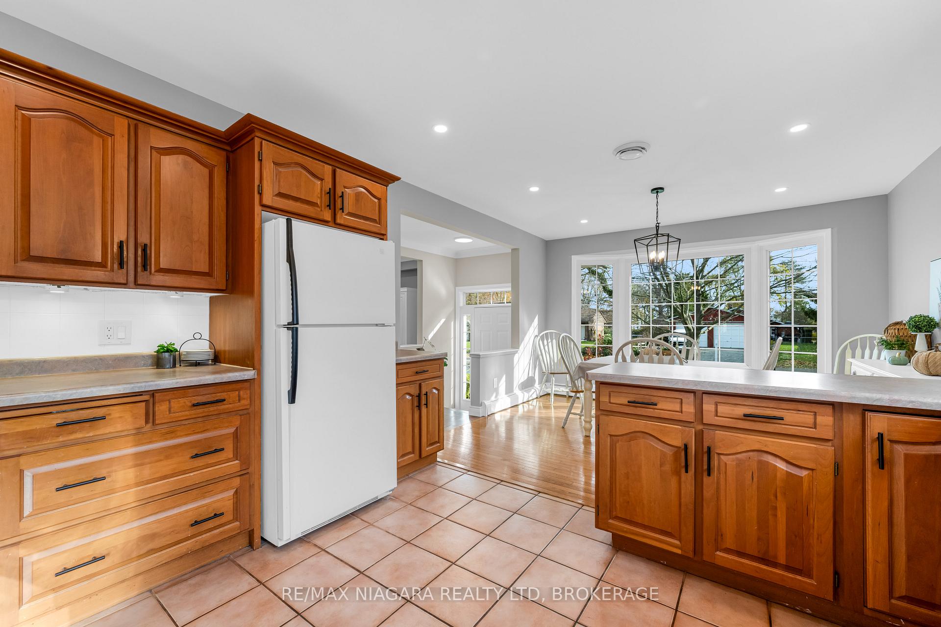 Photo 11 of 16 Walnut Street, Port Colborne, Sugarloaf — HOMEH