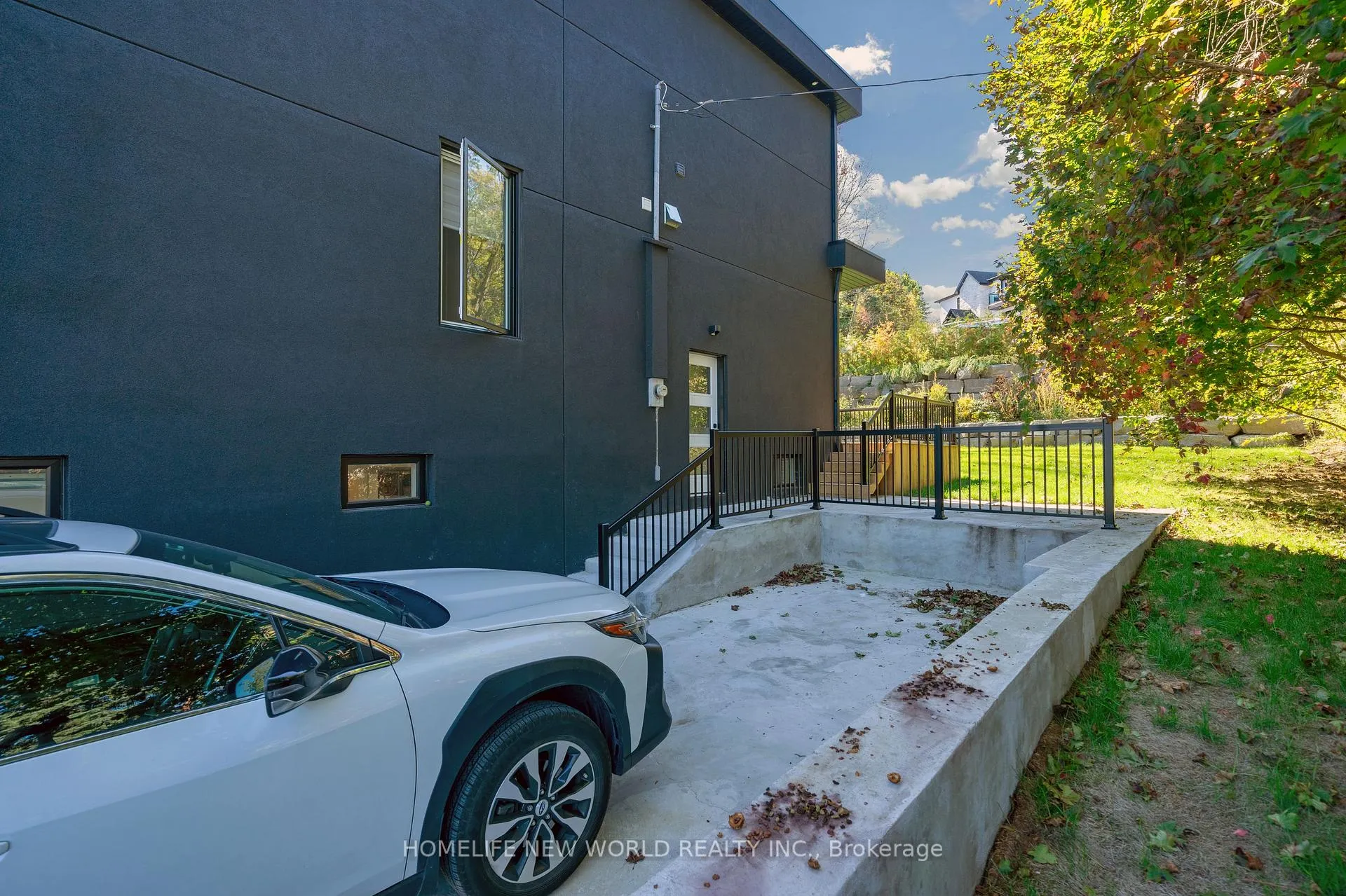 Photo 3 of 696 Hillview Crescent, Pickering, West Shore — HOMEH