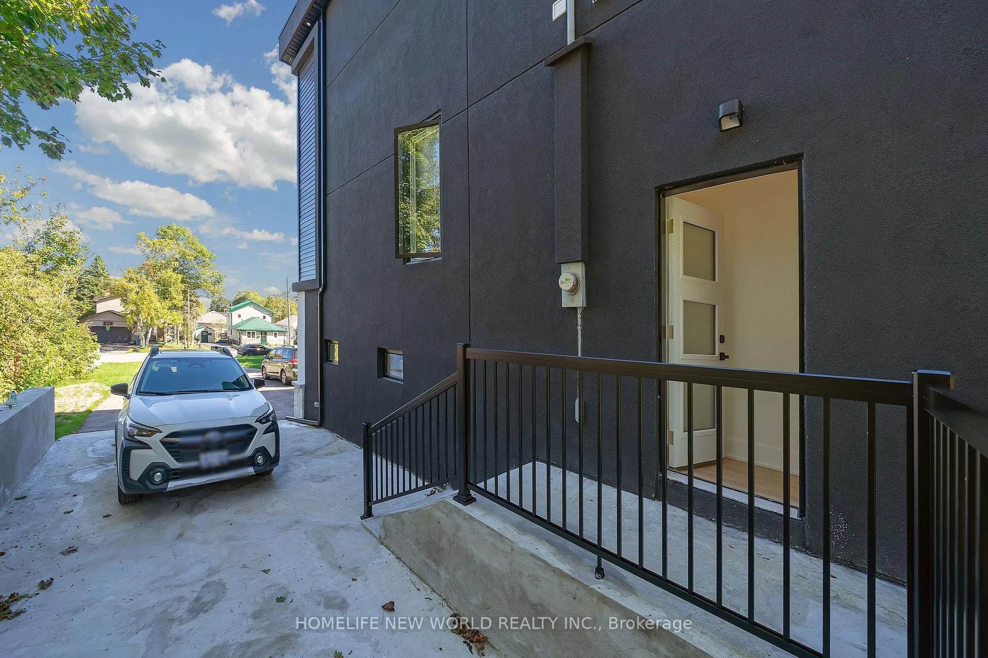 Photo 4 of 696 Hillview Crescent, Pickering, West Shore — HOMEH