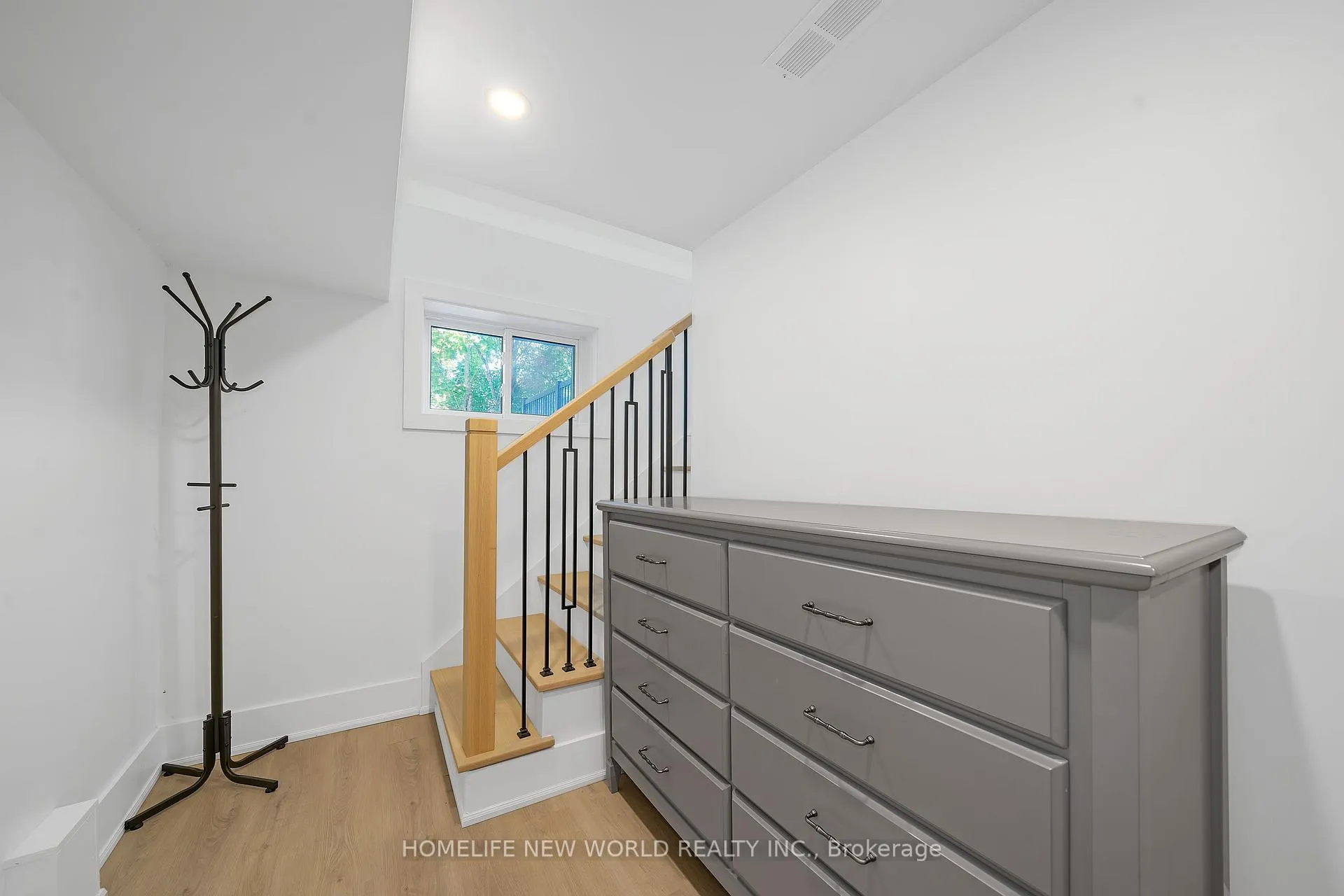 Photo 6 of 696 Hillview Crescent, Pickering, West Shore — HOMEH