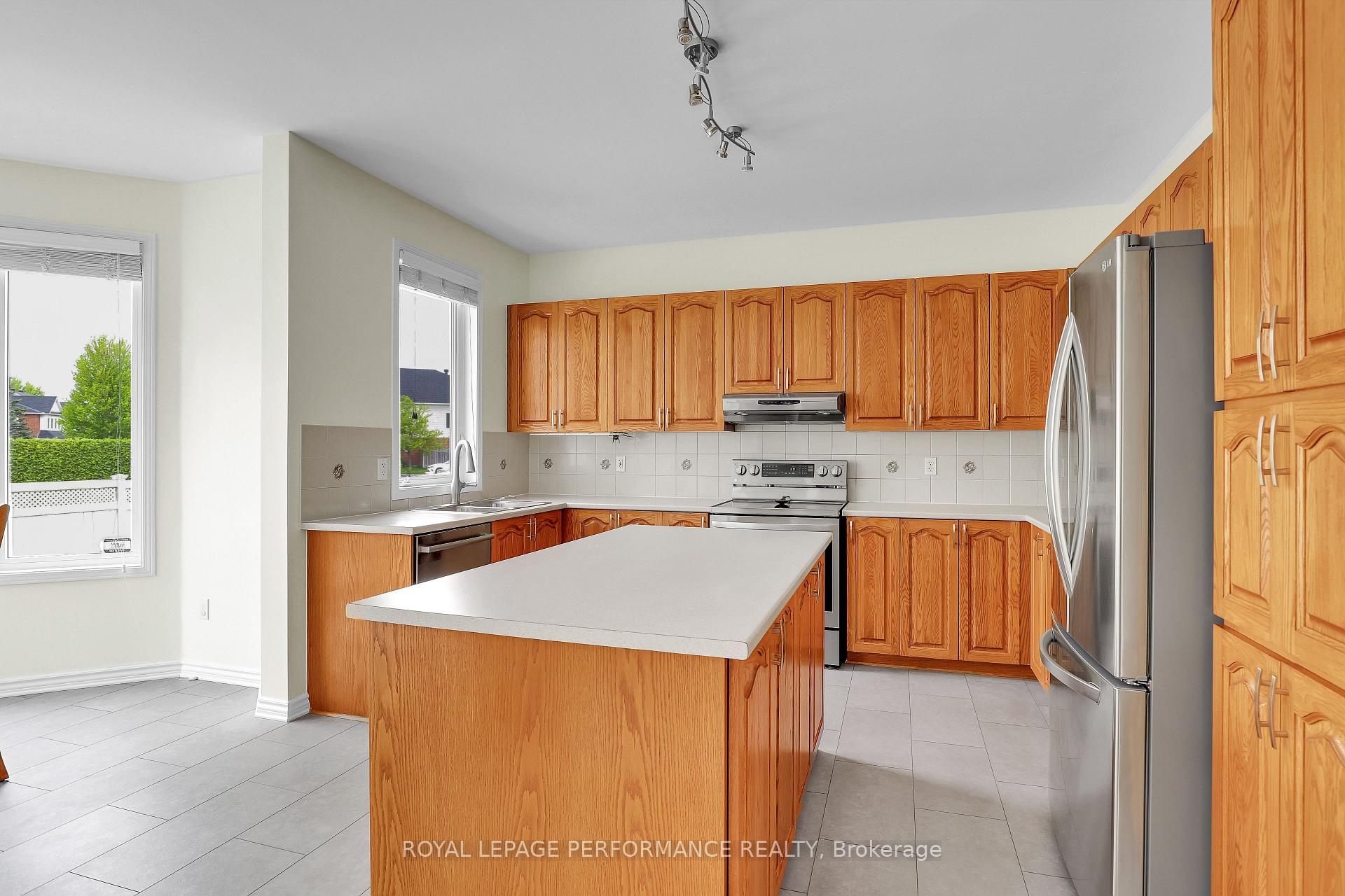 Photo 13 of 765 Schubert Circle, Ottawa, Avalon East — HOMEH
