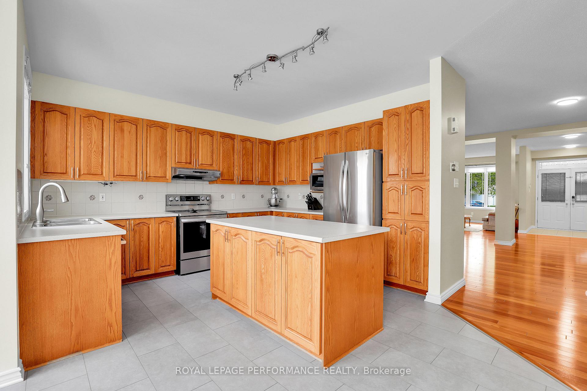 Photo 14 of 765 Schubert Circle, Ottawa, Avalon East — HOMEH