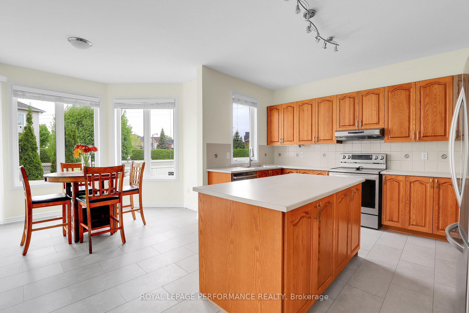Photo 16 of 765 Schubert Circle, Ottawa, Avalon East — HOMEH