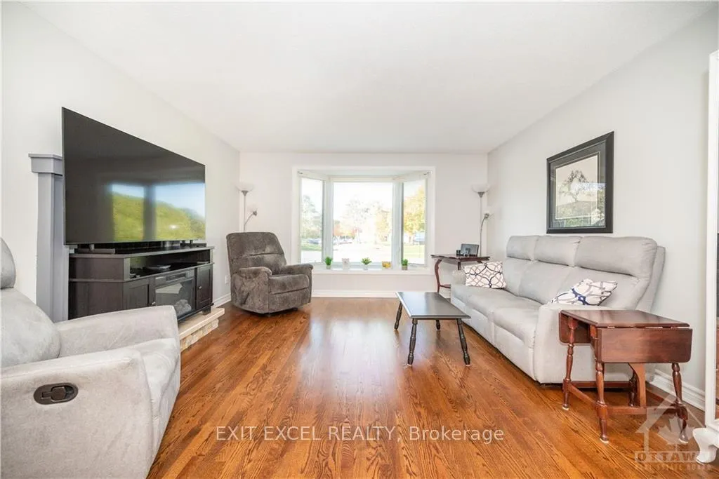 Photo 3 of 7858 Decarie Drive, Ottawa, Orleans Wood — HOMEH