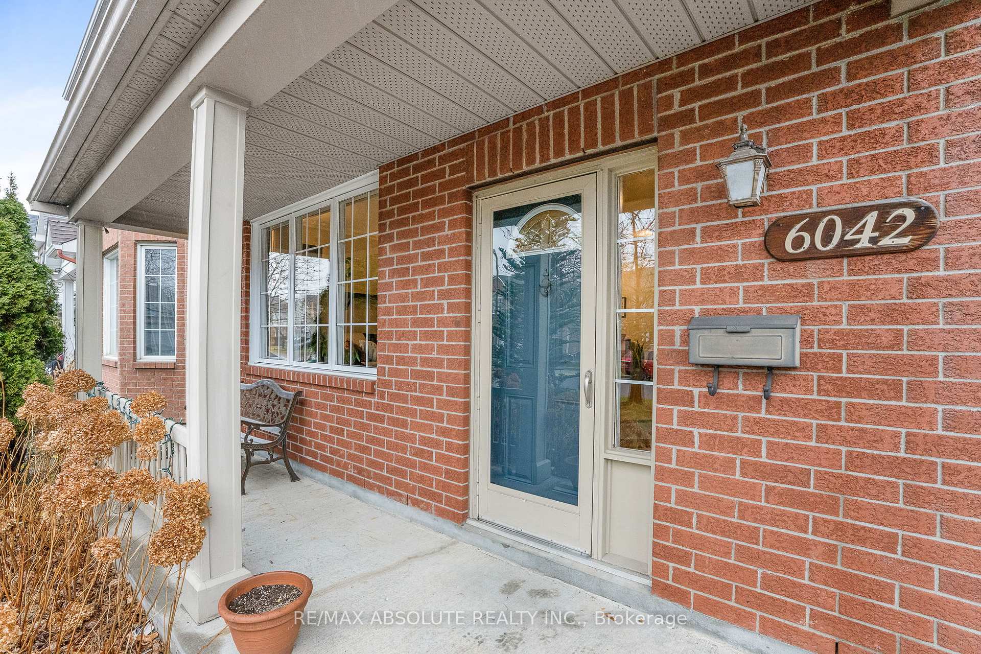 Photo 2 of 6042 Longleaf Drive, Ottawa, Chapel Hill South - Orleans Village — HOMEH